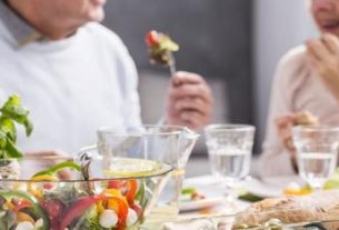به هیچ وجه موقع غذا خوردن این کار را نکنید