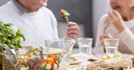 به هیچ وجه موقع غذا خوردن این کار را نکنید