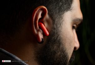 هدفون CMF Buds Pro مدل نارنجی در گوش