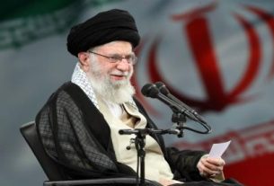تصویر/ کوچکترین نوه شهید رئیسی در آغوش رهبر انقلاب