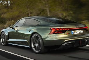 نمای سه‌چهارم عقب خودرو آئودی RS E-Tron GT 2025