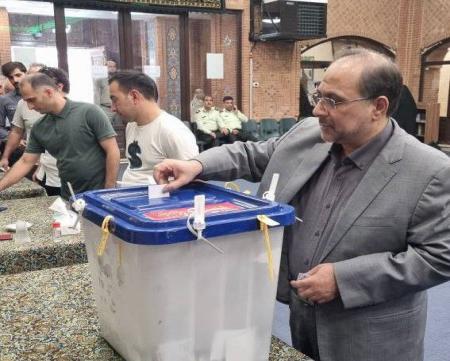 رئیس فرهنگستان علوم در انتخابات رأی داد