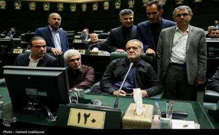 مجله فرنگی عکس تازه‌ای از مسعود پزشکیان را در صندلی شماره ۱۲۰ مجلس شورای اسلامی منتشر کرده است