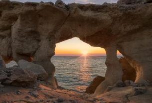 نمای غروب خورشید از پنجره‌ای رو به خلیج فارس