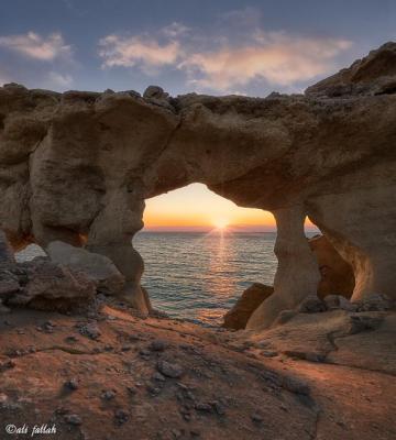 نمای غروب خورشید از پنجره‌ای رو به خلیج فارس