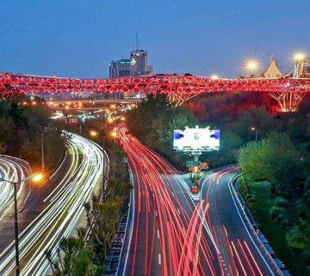 پل طبیعت تهران به رنگ قرمز در آمد تا از اهداف خونخواهی حمایت کند
