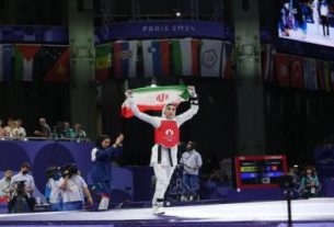 ناهید کیانی پرچم ایران را در مراسم قهرمانی برافراشت