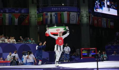 ناهید کیانی پرچم ایران را در مراسم قهرمانی برافراشت