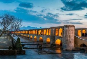 زیبایی سیوسهپل اصفهان در آغوش شب با نورپردازی جذاب