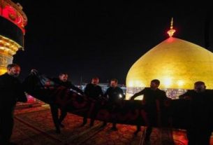 پرچم عزای پیامبر(ص) بر بالای حرم امام علی (ع) نصب شد