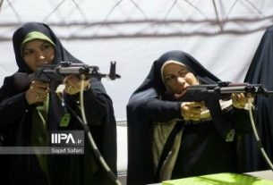 مجله فرنگی تصویری را منتشر کرده که در آن دو زن با اسلحه در دست در