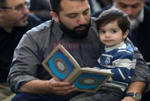 فرزند و نوه شهید نیلفروشان در نماز جمعه تهران به امامت رهبر انقلاب حضور یافتند