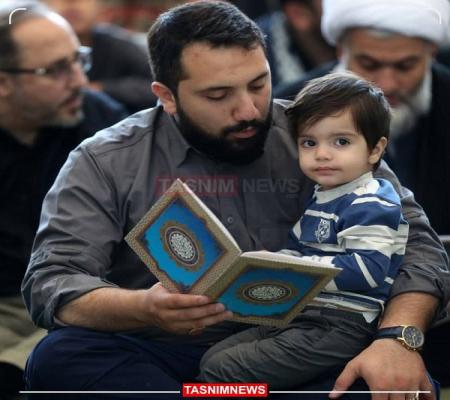 فرزند و نوه شهید نیلفروشان در نماز جمعه تهران به امامت رهبر انقلاب حضور یافتند