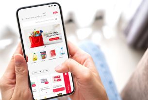 اپلیکیشن اکالا روی گوشی در دست