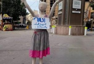 مانکنی با پلاکاردی معنادار در خیابانهای بیروت ظاهر شد