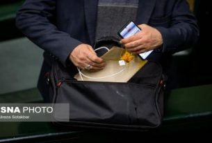 تصاویر جنجالی: دمنوش کیسهای در حین جلسه علنی مجلس به چالش کشیده شد