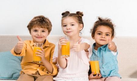 راهنمای کامل نوشیدنیهای سالم میانوعده برای کودکان؛ توصیههای پزشک تغذیه