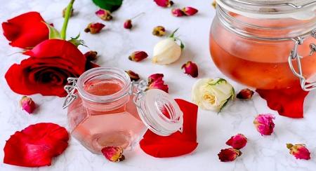 شربت گلمحمدی خانوادگی؛ نوشیدنی طبیعی و خنککننده برای افطار رمضان