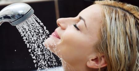 چرا موهایتان فقط یک روز پس از دوش گرفتن چرب میشود