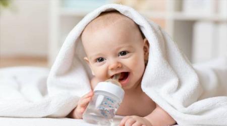 تا چند ماهگی به نوزاد آب ندهیم