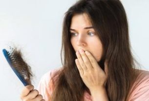 ۵ روش طبیعی و آیورودایی برای توقف ریزش مو و تقویت ریشهها در خانه