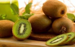 تبدیل یبوست به روز با دو کیوی در روز: روش طبیعی پیشنهادی پزشک گوارش
