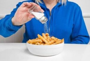 خطر رژیم کم نمک: آیا مصرف کم نمک میتواند به همان اندازه مصرف زیاد آن مضر باشد
