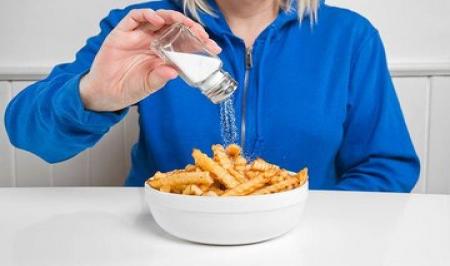 خطر رژیم کم نمک: آیا مصرف کم نمک میتواند به همان اندازه مصرف زیاد آن مضر باشد